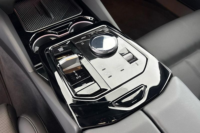 BMW Řada 5 540d xDrive Touring - fotka 22 z 24