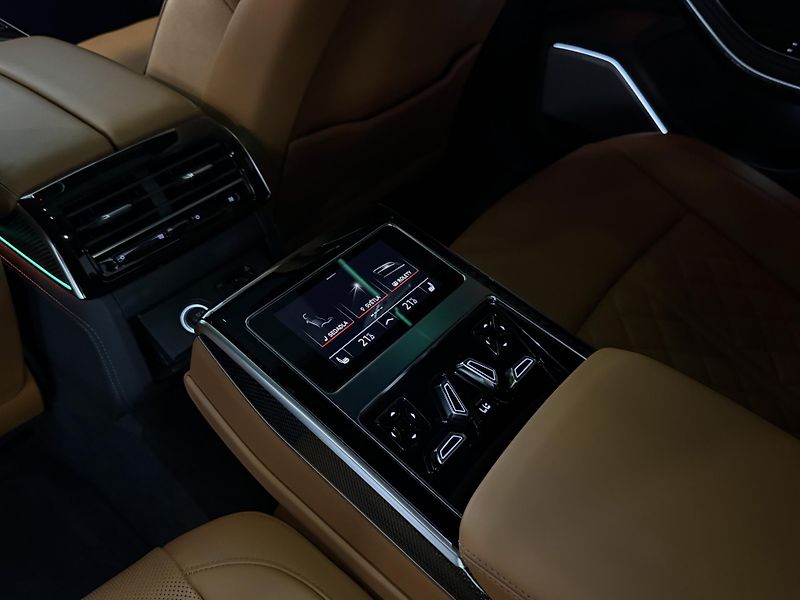 Audi S8 B&O-Adv. Carbon Matrix Pano TV - fotka 12 z 52