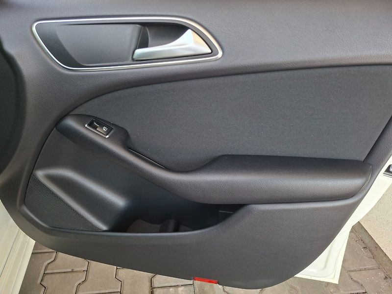 Mercedes-Benz Třídy B (2017) B 180D 80kW -S.KNIHA-SENZORY - fotka 30 z 49