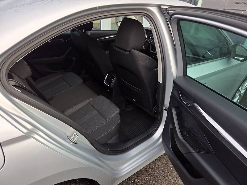 Škoda Octavia 2.0 TDI 4x4 110kW DSG STYLE - fotka 38 z 44
