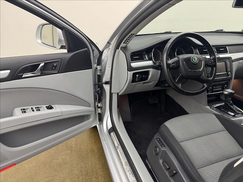 Škoda Superb 2,0 TDi DSG ALU COLUMBUS TAŽNÉ - fotka 20 z 32