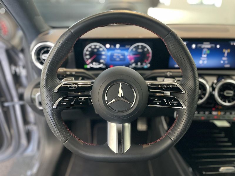 Mercedes-Benz Třídy A 200d AMG - fotka 16 z 28