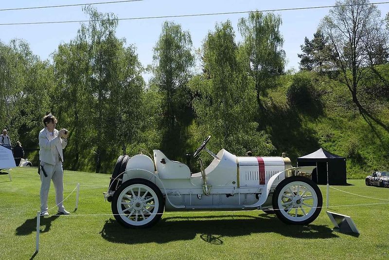 Slavnostní zahájení přehlídky vzácných historických vozidel Automobilové klenoty 2025.