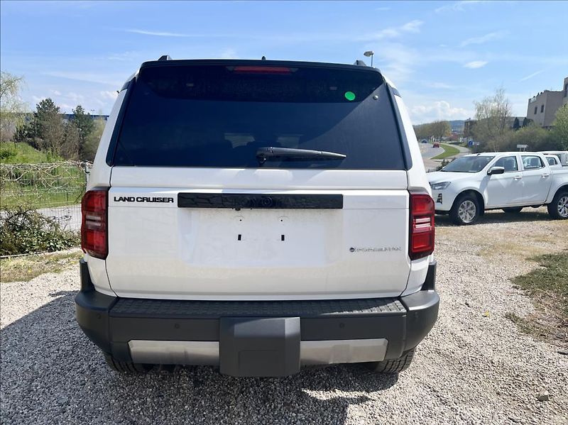 Toyota Land Cruiser 2,4 iFORCE MAX HEV Premium - fotka 6 z 37