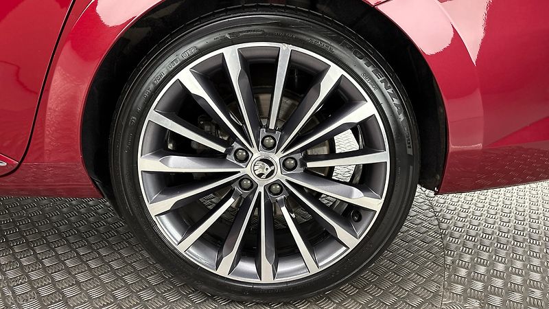 Škoda Superb 2.0 TDI DSG L&K Combi - fotka 19 z 35