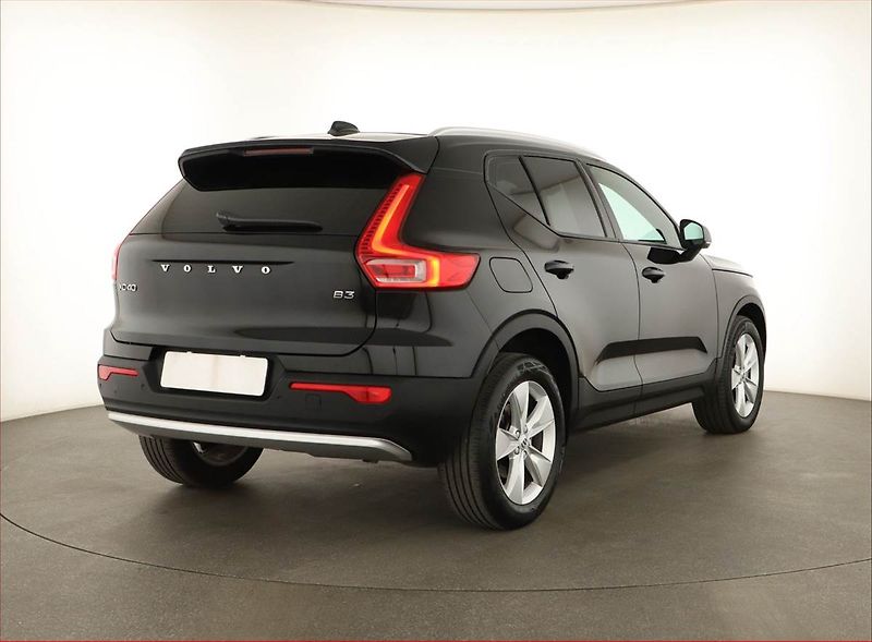 Volvo XC40 (2022) B3 - fotka 5 z 20