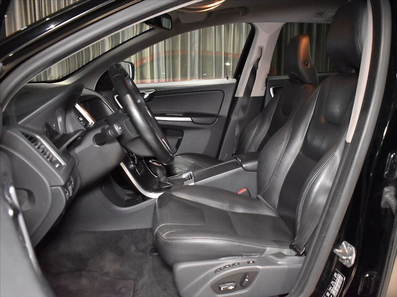 Volvo XC60 2,4 D4 SUMMUM - fotka 8 z 22