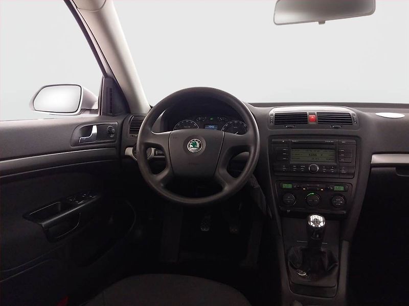 Škoda Octavia (2008) Ambiente Plus 1.9 TDI - fotka 7 z 17