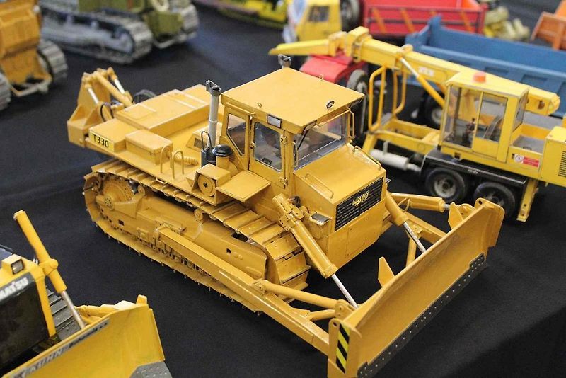 Papírový model buldozeru Caterpillar.
