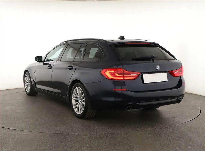 BMW Řada 5 (2017) 530d xDrive, 4X4, Automat - fotka 4 z 21