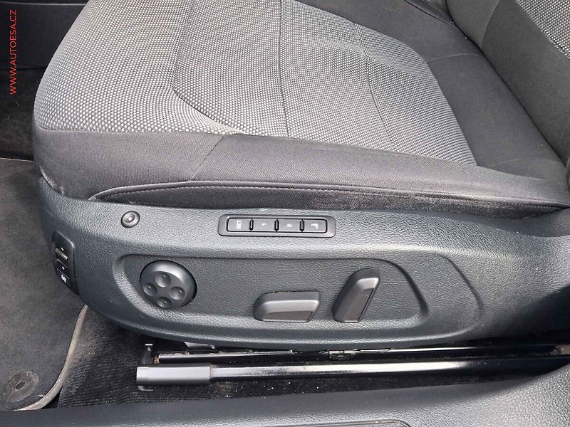 Volkswagen Passat (2014) 2.0TDi, DSG, bixen, navi - fotka 14 z 18