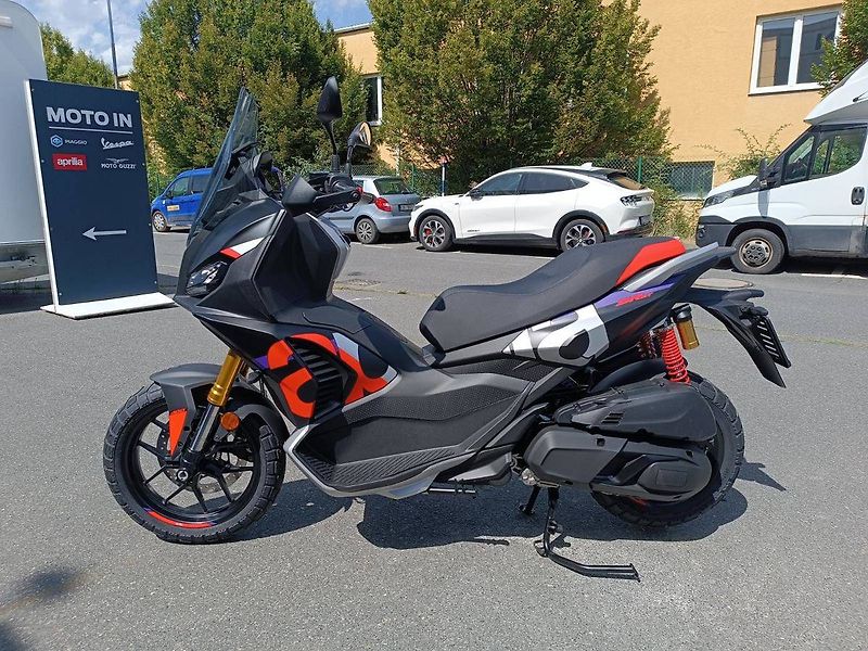 Aprilia (2026) SR GT 400 Rally Replica (sleva - fotka 4 z 13