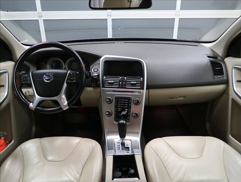 Volvo XC60 2,4 D5 AWD AUT - fotka 12 z 23
