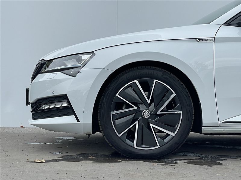Škoda Superb 2,0 TDI DSG SportLine TAŽNÉ - fotka 20 z 23