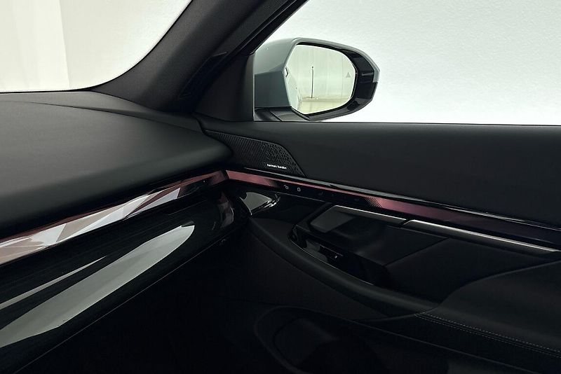 BMW Řada 5 540d xDrive Touring - fotka 17 z 24