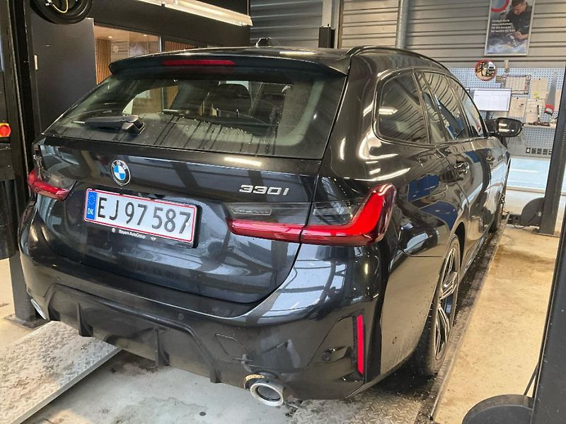 BMW Řada 3 330i xDrive Touring - fotka 4 z 14