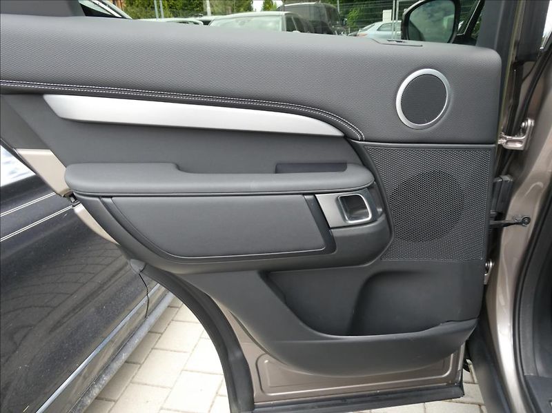 Land Rover Discovery 3,0 D250 R-Dynamic SE 1Maj DPH - fotka 18 z 51