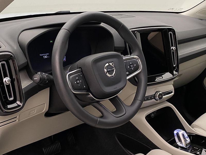 Volvo XC40 B4 DARK ULTRA AUT CZ - fotka 19 z 60