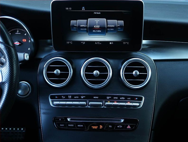 Mercedes-Benz GLC (2018) AMG line 250 d 4MATIC - fotka 12 z 24