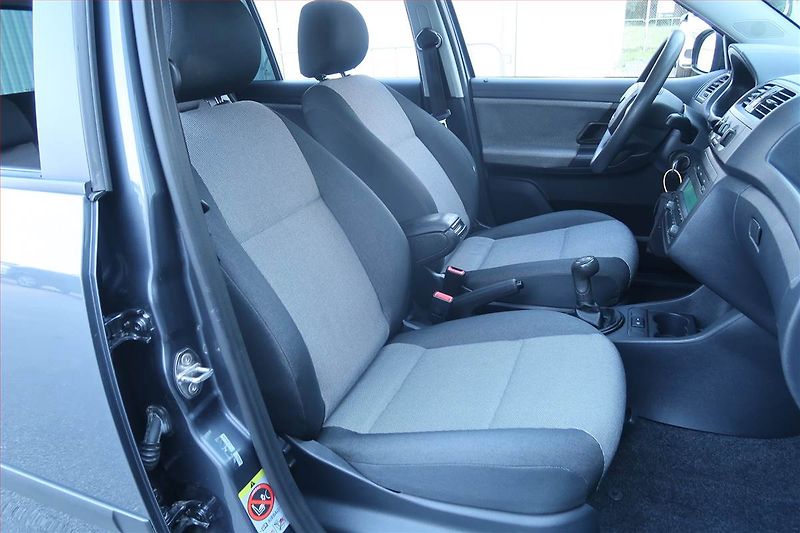 Škoda Fabia (2011) 1.4 16V, Serv.kniha - fotka 9 z 17