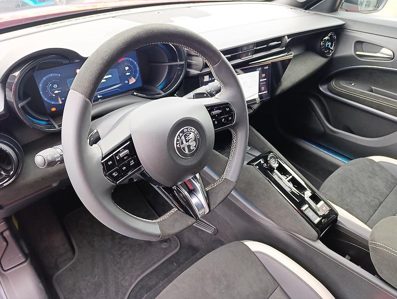 Alfa Romeo Junior (2026) Sport Speciale 1.2 Turbo Hybr. - fotka 15 z 34