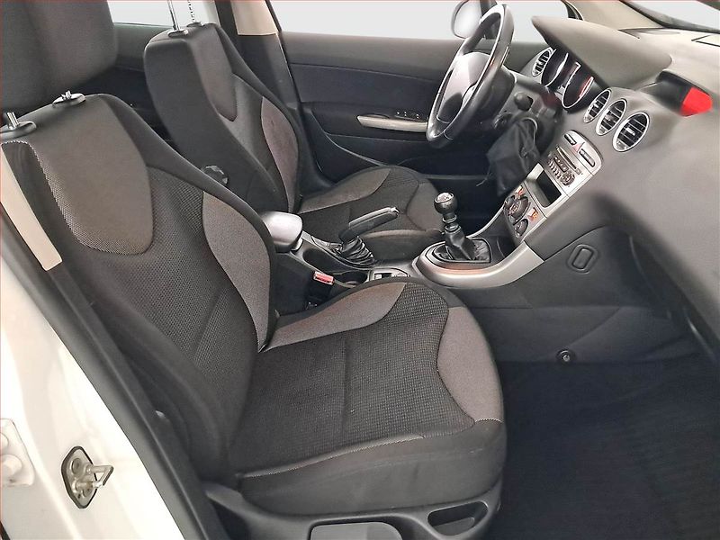 Peugeot 308 (2012) 1.6 HDi, 7 míst, po STK - fotka 9 z 19