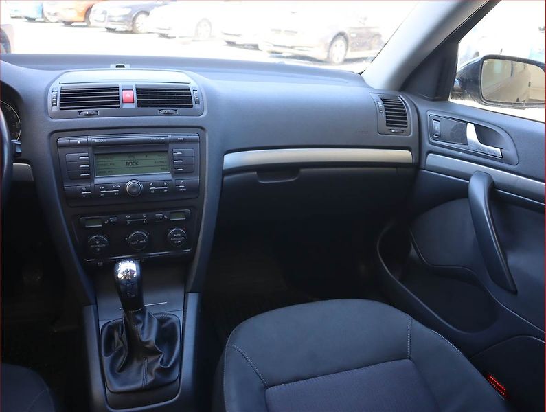 Škoda Octavia (2008) 1.9 TDI DPF, Serv.kniha - fotka 8 z 17