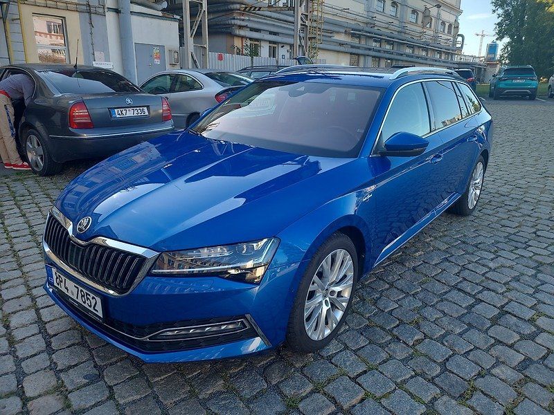 Škoda Superb Combi 2.0 TDI DSG - fotka 1 z 69