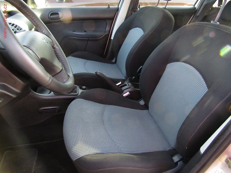 Peugeot 206 (2004) 1.4 HDi, ČR, AC, park.asist - fotka 9 z 14