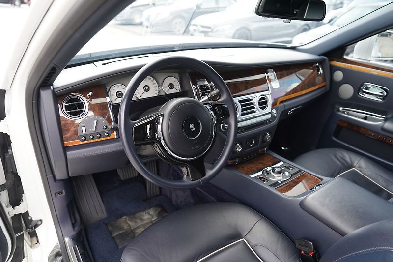 Rolls-Royce Ghost 6.75i V12  570 PS - fotka 26 z 45