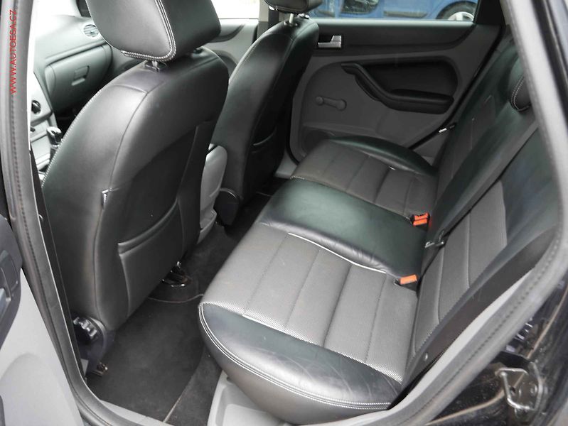 Ford Focus (2009) 1.6i, AC - fotka 10 z 17