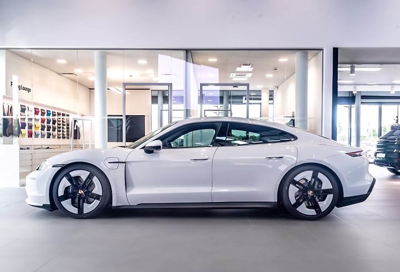 Porsche Taycan 4 SportDesign Matrix ACC 360 - fotka 3 z 22