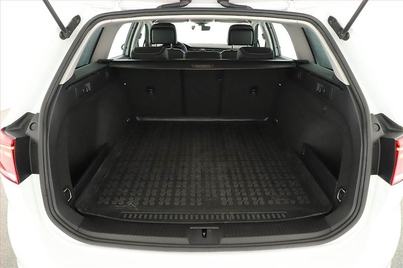 Volkswagen Passat (2020) 1.5 TSI - fotka 19 z 20