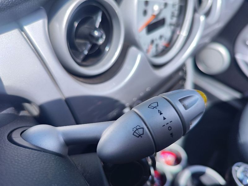 Mini Cooper 1.6 /66kW ONE Cabrio - fotka 27 z 29