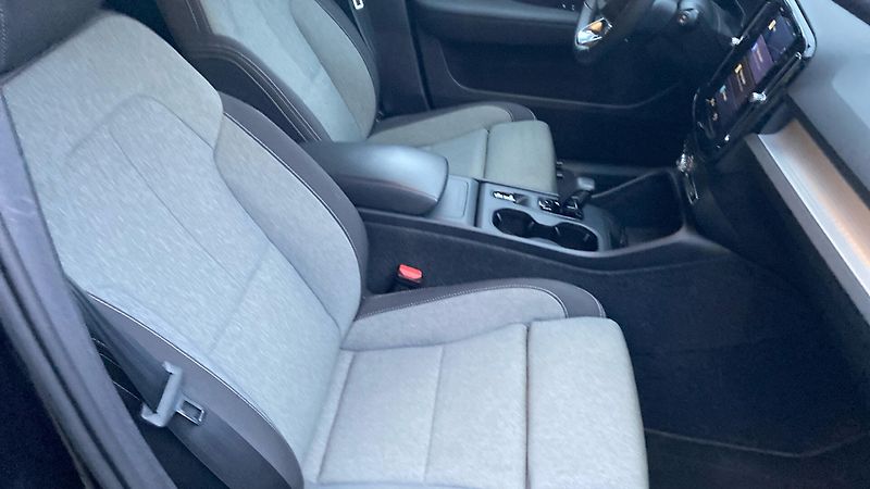 Volvo XC40 CORE, B3 FWD, 120+10 kW / 163+ - fotka 8 z 29
