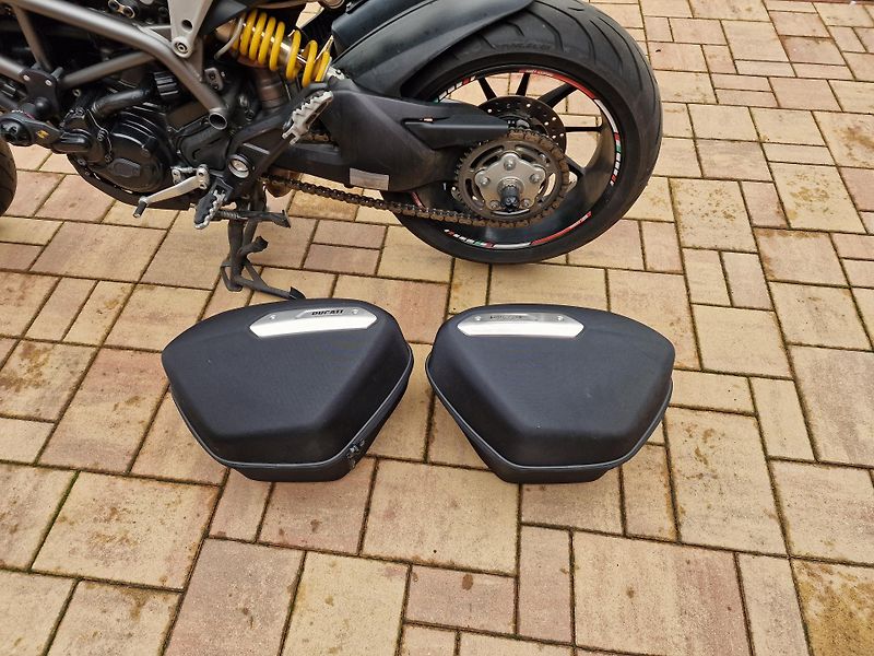 Ducati Hyperstrada 821 (2014) - fotka 11 z 17