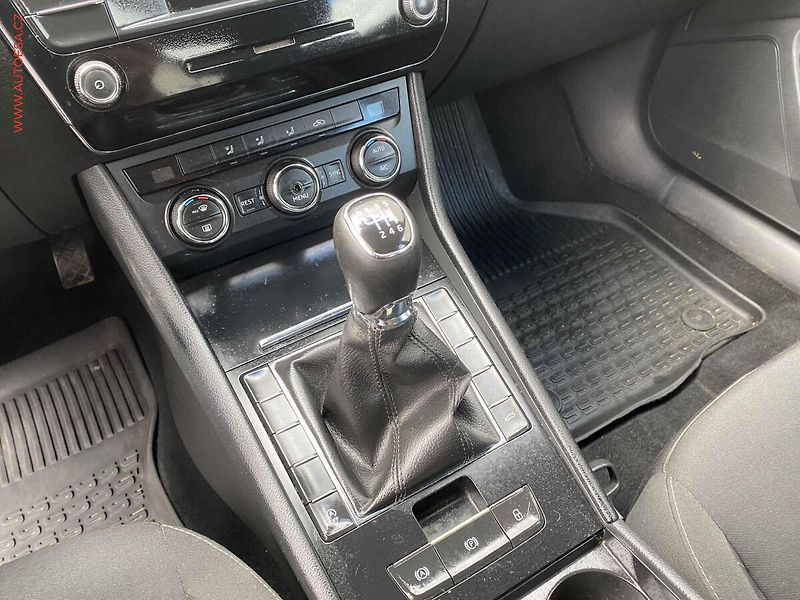 Škoda Superb (2015) 2.0 TDi, ČR, Active - fotka 15 z 16