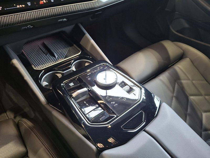 BMW Řada 5 540d xDrive Touring M-Sport  - fotka 16 z 27