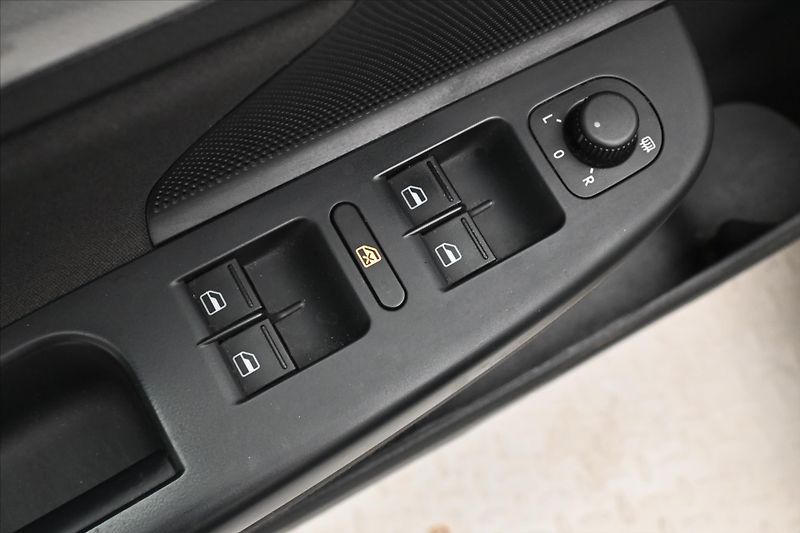 Volkswagen Golf 1,6 TDI 77kW MATCH Navigace - fotka 23 z 27