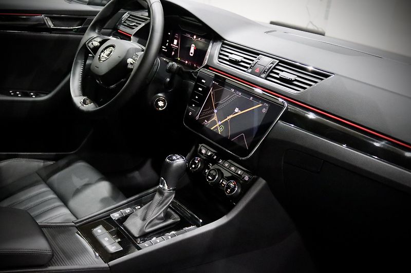 Škoda Superb 3 FL 2.0 TSI 140 kW DSG L&K - fotka 15 z 59