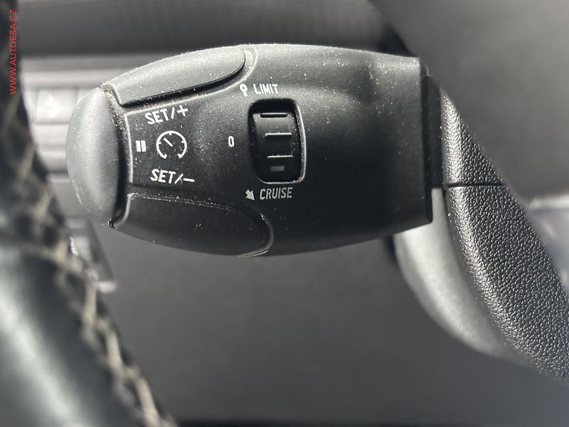 Peugeot 2008 (2015) 1.2 VTi, Allure, AT, navi - fotka 13 z 17