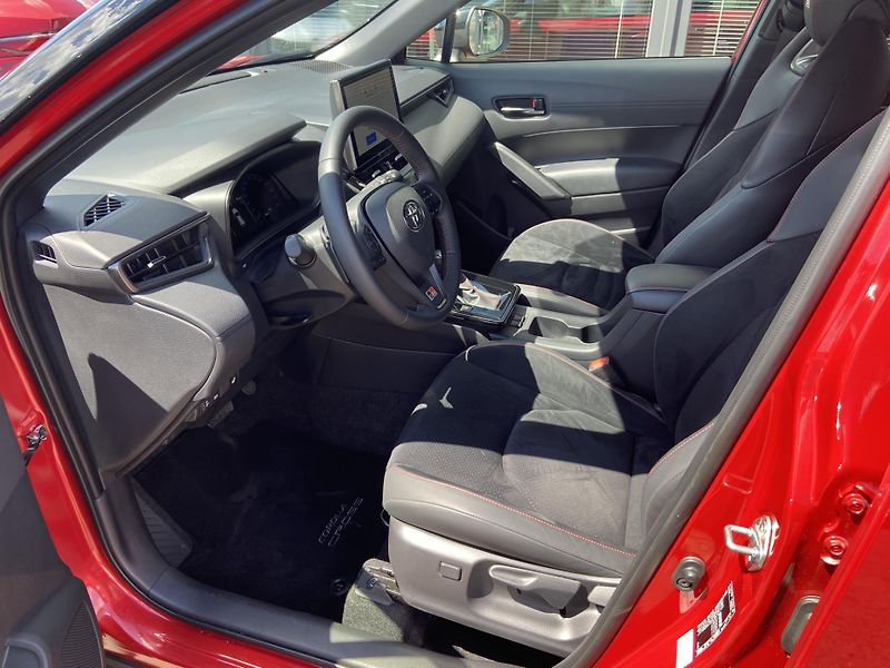 Toyota Corolla Cross 2.0 HSD e-CVT GR-Sport - fotka 10 z 22