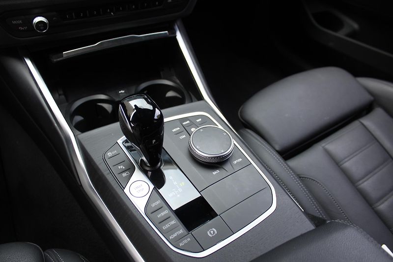 BMW Řada 3 330e xDrive Touring - fotka 12 z 23