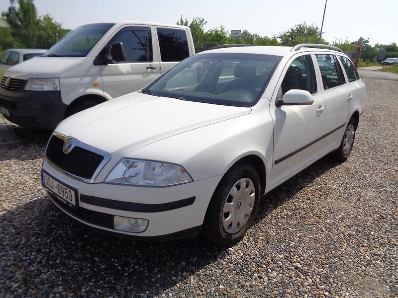 Škoda Octavia 1,6 MPI - fotka 3 z 15