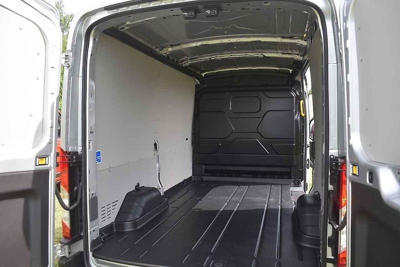 Ford Transit Trail v plné jízdě na nezpevněné komunikaci