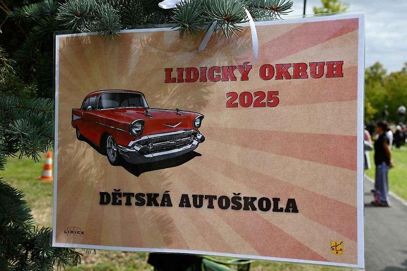 Na tradiční Lidický okruh dorazily desítky historických automobilů a motocyklů, které obdivovali návštěvníci z Kladna i širokého okolí.