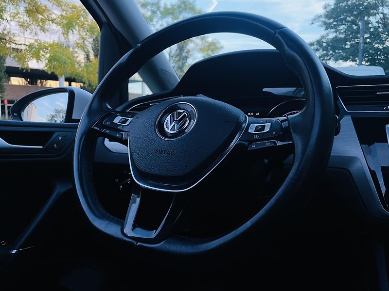 Volkswagen Touran 1.6TDI MANUÁL SERVISKA TAŽNÉ - fotka 32 z 44
