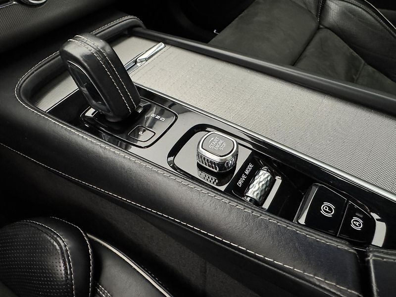 Volvo XC90 B5 AWD R-DESIGN AUT - fotka 31 z 53