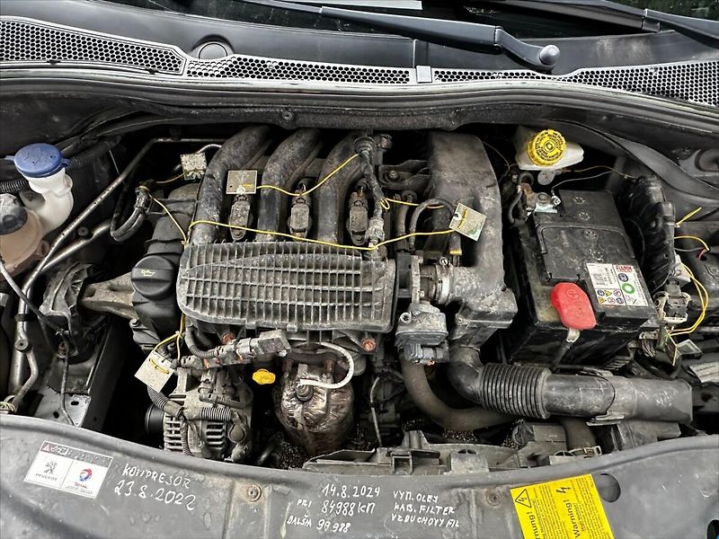 Peugeot 2008 1,2 i 60kW PureTech, ČR,1.maj - fotka 33 z 35