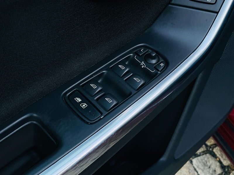 Volvo V60 2.0D4 5VÁLEC SERVISKA TAŽNÉ - fotka 32 z 48